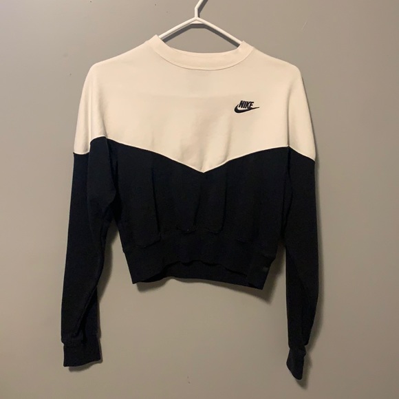 Nike Sweaters - Nike cropped crew neck